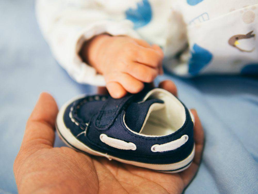 ilustrasi sepatu anak (unsplash.com/Aditya Romansa)