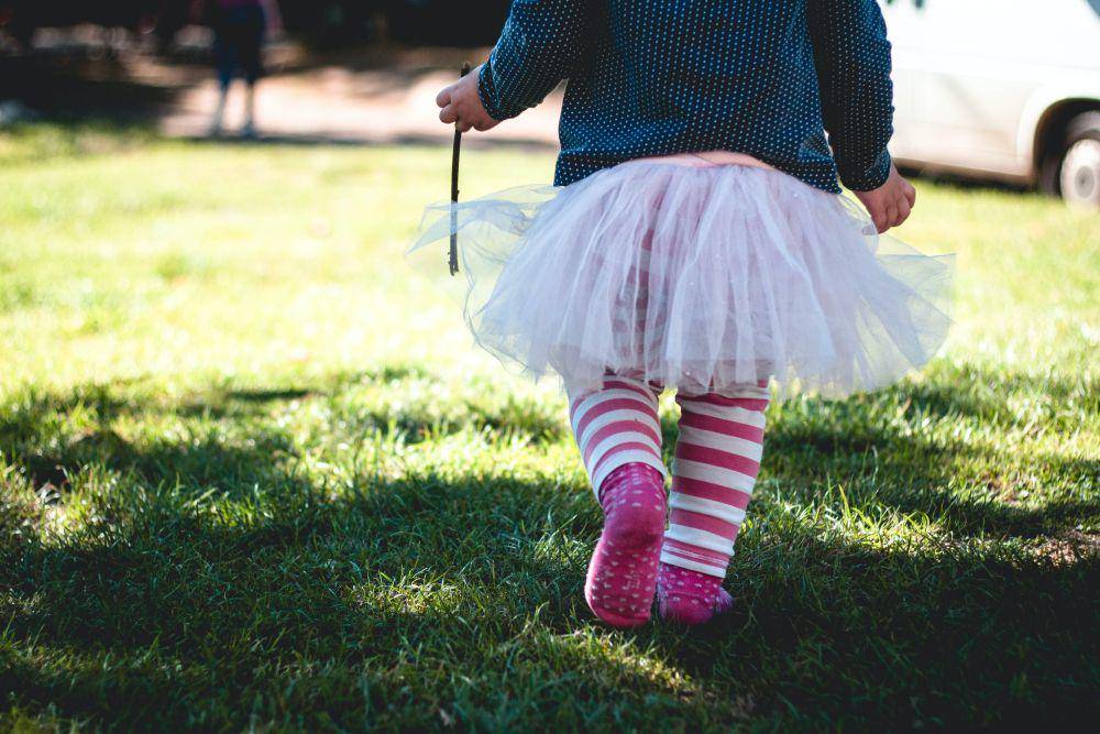ilustrasi anak berjalan (unsplash.com/ Marjorie Bertrand)