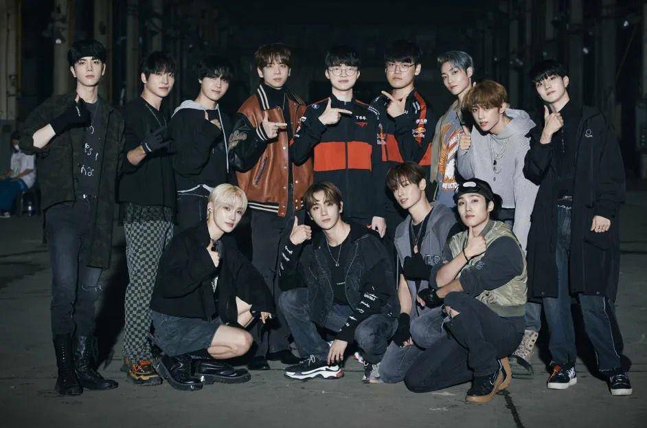 THE BOYZ bersama Raiden dan tim T1 untuk 2022 League of Legends World Championship (Billboard/Jeff Benjamin)