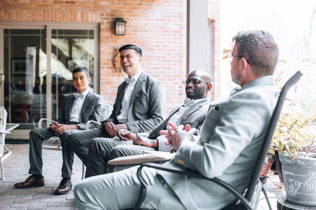ilustrasi groomsmen di acara pernikahan (unsplash.com/Sam Balye)