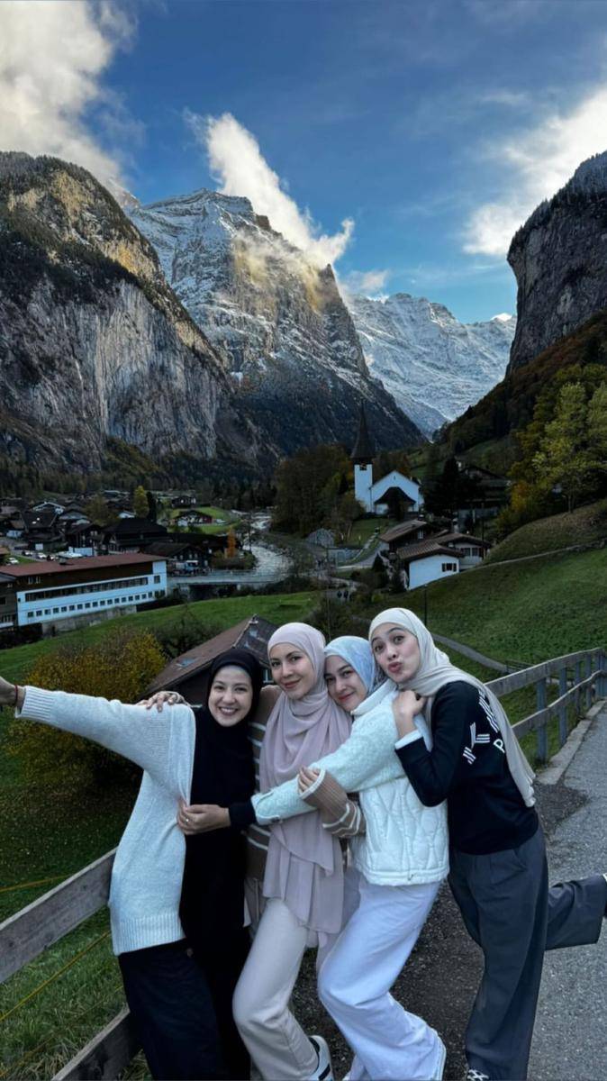 potret Dian Ayu, Nina Zatulini, Natasha Rizky, dan Ratna Galih di Swiss (instagram.com/ninazatulini22)