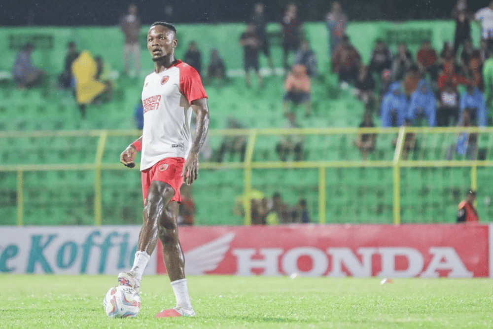 Penyerang PSM Makassar, Victor Mansaray, dalam sesi pemanasan jelang laga pekan ke-18 BRI Liga 1 2023-24 kontra Persija Jakarta yang berlangsung di Stadion Gelora B.J. Habibie Parepare, Jumat 3 November 2023. (Instagram.com/psm_makassar)