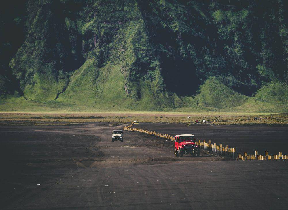 ilustrasi jeep di kawasan Gunung Bromo (unsplash.com/Waranont (Joe))