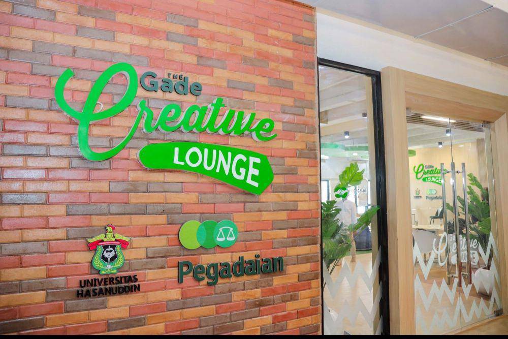 PT Pegadaian bersama Universitas Hasanuddin meresmikan The Gade Creative Lounge di Universitas Hasanuddin Makassar pada Kamis (02/11). Kegiatan ini merupakan wujud kepedulian perusahaan pada bidang pendidikan, yang sekaligus dapat menjadi tonggak sejarah baru dalam pengembangan sumber daya mahasiswa dan dosen di Universitas Hasanuddin. (Dok. Pegadaian)