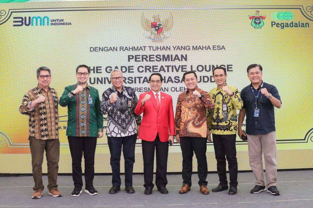 PT Pegadaian bersama Universitas Hasanuddin meresmikan The Gade Creative Lounge di Universitas Hasanuddin Makassar pada Kamis (02/11). Kegiatan ini merupakan wujud kepedulian perusahaan pada bidang pendidikan, yang sekaligus dapat menjadi tonggak sejarah baru dalam pengembangan sumber daya mahasiswa dan dosen di Universitas Hasanuddin. (Dok. Pegadaian)
