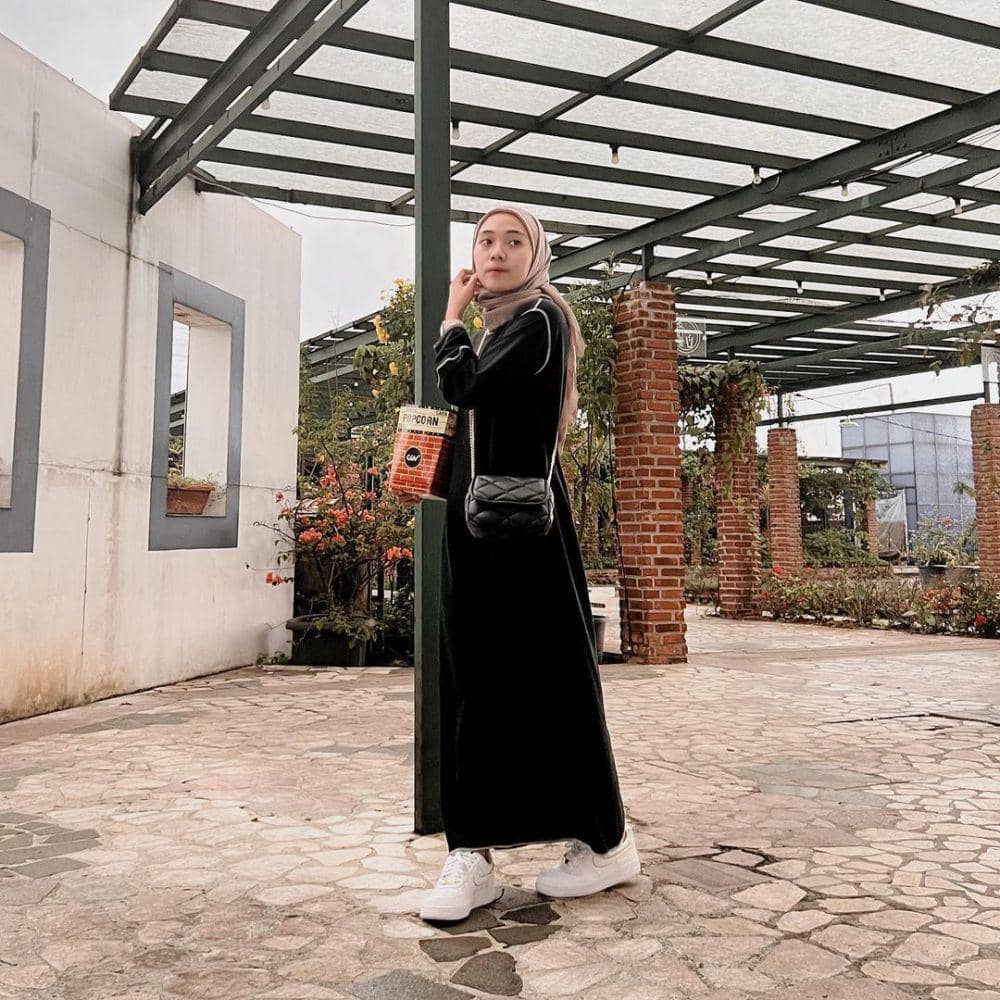 OOTD hijab dress ala Putri Melati (instagram.com/putrimelatii)