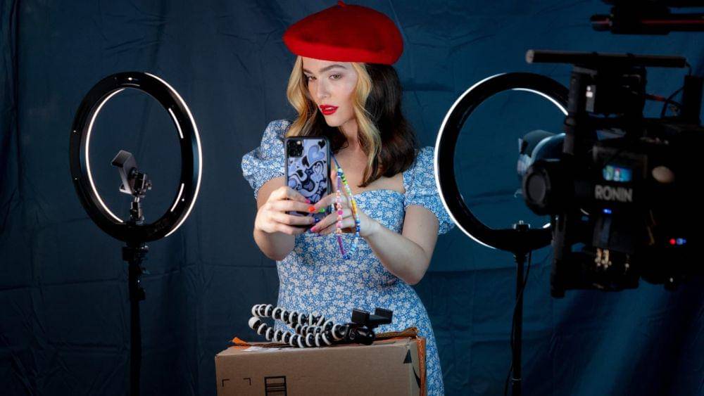 Not Okay (dok. Hulu/Not Okay)