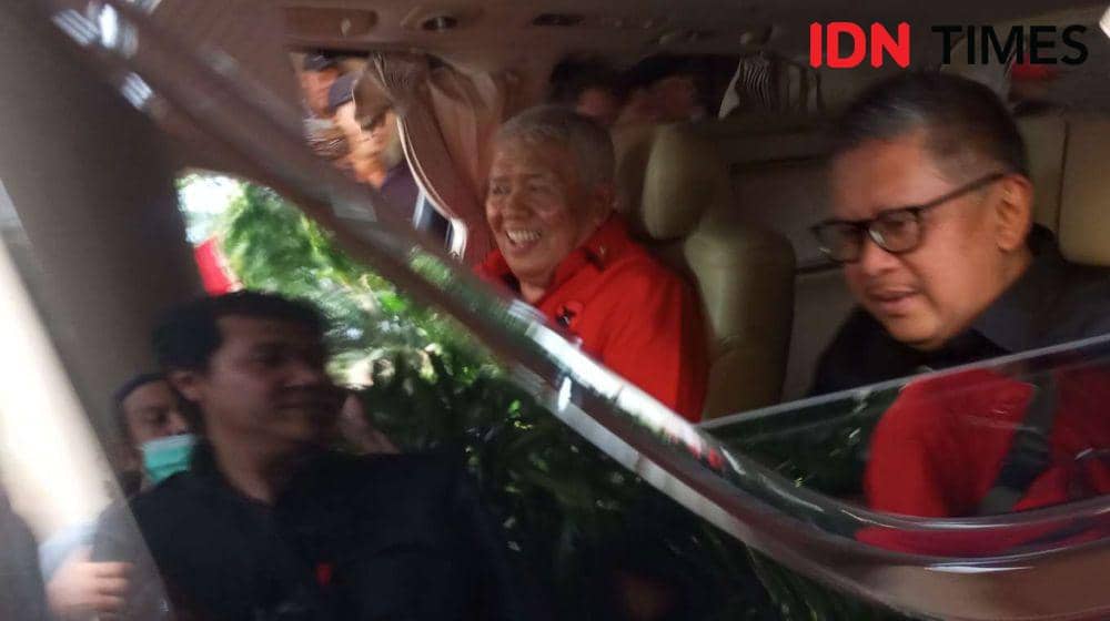 Sekjen PDIP Hasto Kristianto dan Ketua DPD PDIP NTB Rachmat Hidayat. (IDN Times/Muhammad Nasir)
