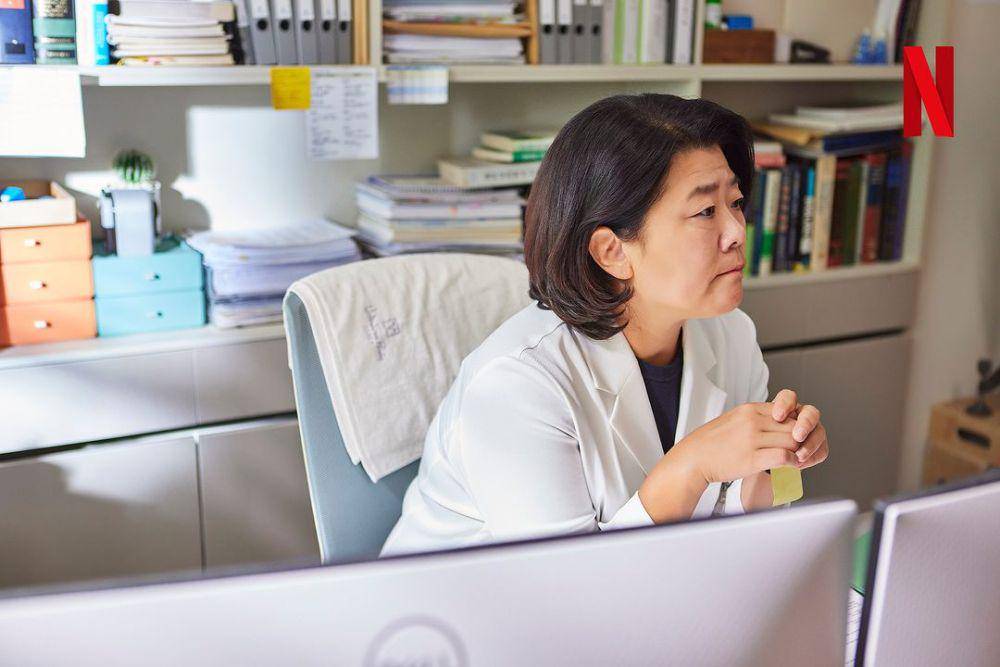 still cuts drama Daily Dose of Sunshine (instagram.com/netflixkr)