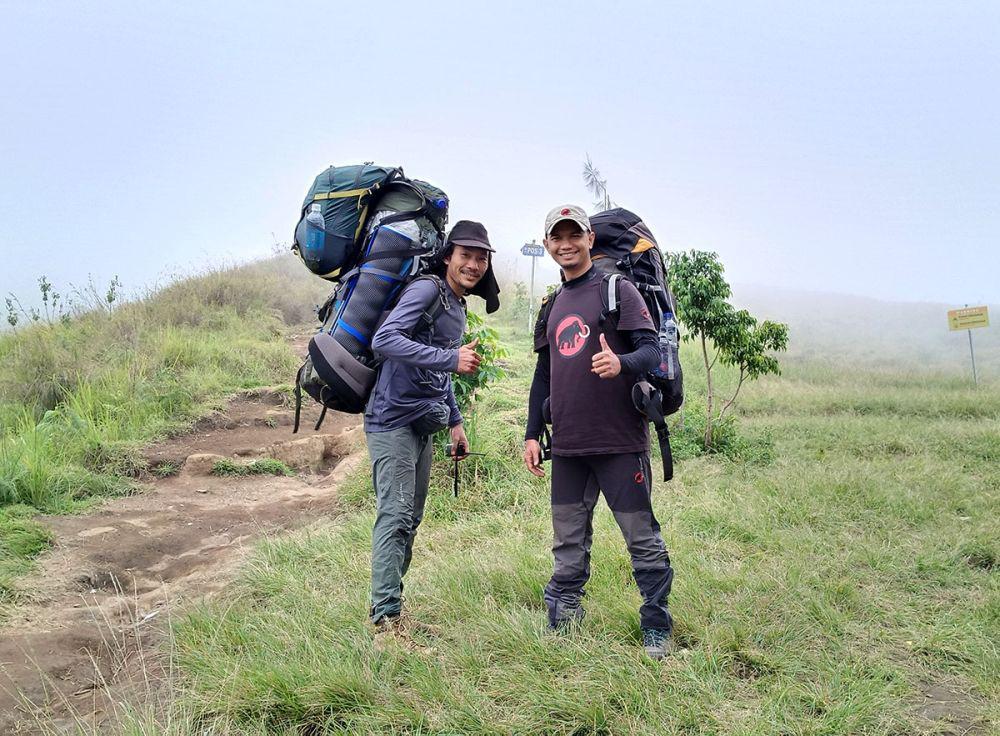 Agam Rinjani (Kiri) dan Arifin Al Alamudi guide Pendaki Gunung bersertifikasi (Dok. IDN Times)