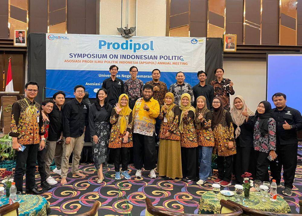 Dr Cahyo Seftyono, Ketua Panita AAM x SIP23! bersama peneliti dan dosen politik saat acara simposium. (IDN Times/Fariz Fardianto)