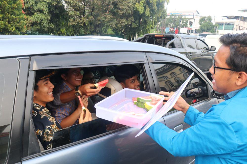 Bagi-bagi Semangka, Mahasiswa UMSU Galang Dana untuk Palestina