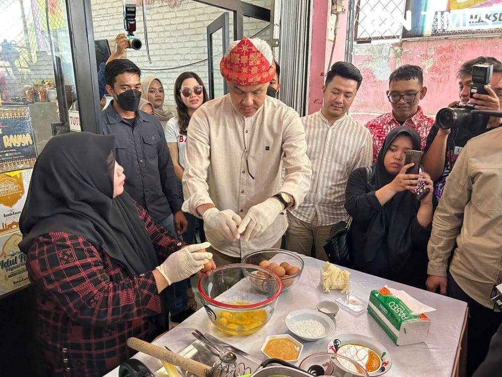 Ganjar Pranowo bikin kue Maksuba khas Palembang bareng UMKM kue tradisional (IDN Times/Feny Maulia Agustin)