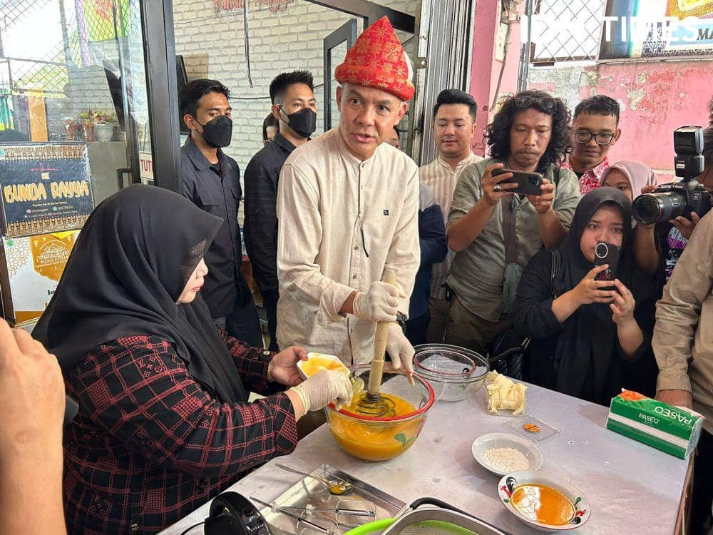 Ganjar Pranowo Bikin Kue di Palembang; Butuh Kesabaran Tinggi
