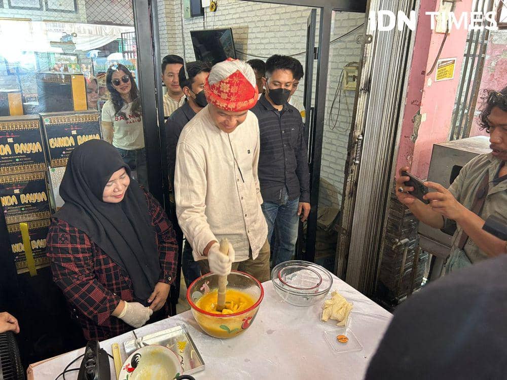 Ganjar Pranowo bikin kue Maksuba khas Palembang bareng UMKM kue tradisional (IDN Times/Feny Maulia Agustin)