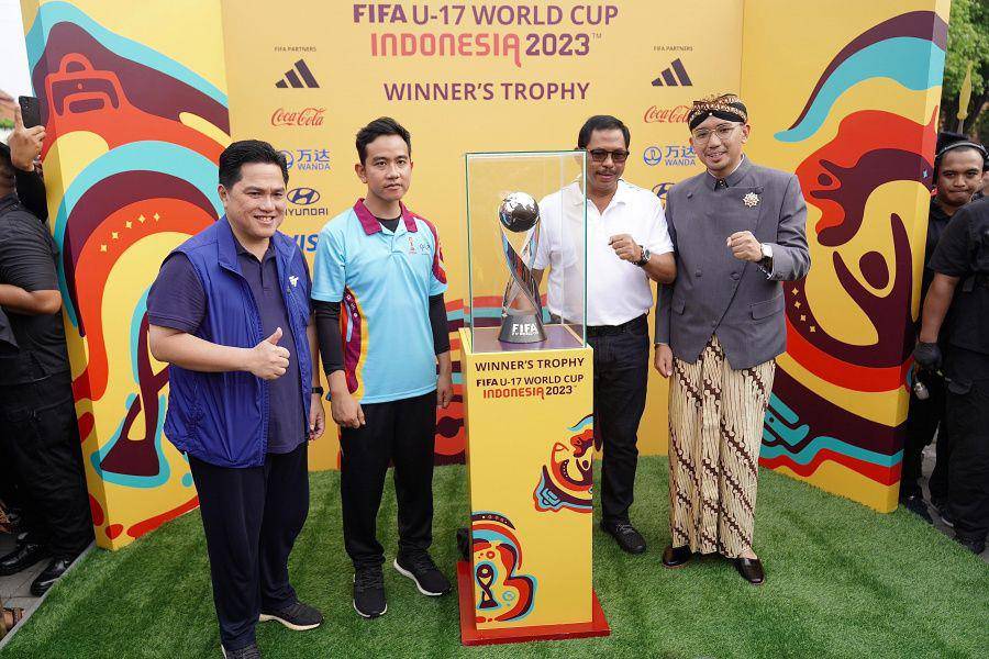 Erick dan Gibran dalam tur trofi Piala Dunia U-17. (Dok. PSSI)