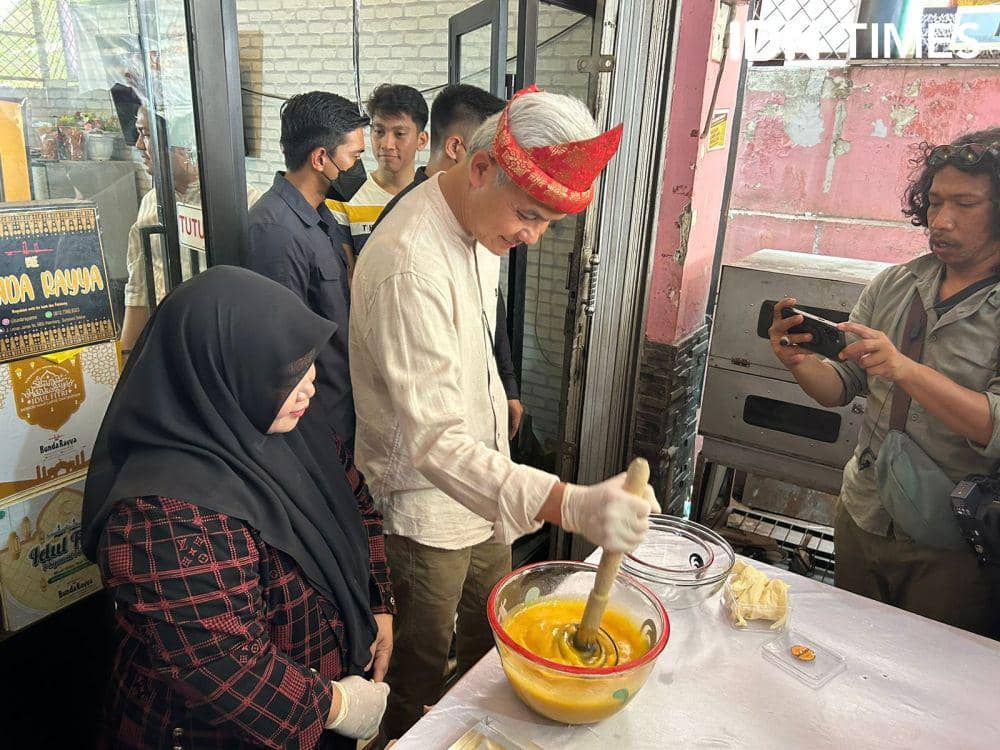 Ganjar Pranowo bikin kue Maksuba khas Palembang bareng UMKM kue tradisional (IDN Times/Feny Maulia Agustin)