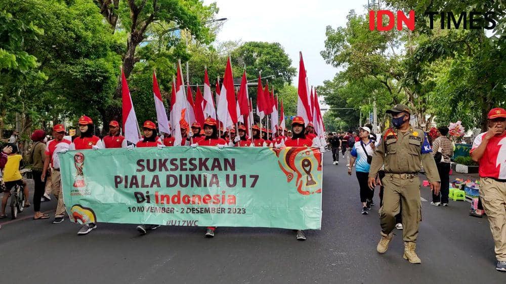 Kirab trophy Piala Dunia U-17 di Kota Solo. (IDN Times/Larasati Rey)