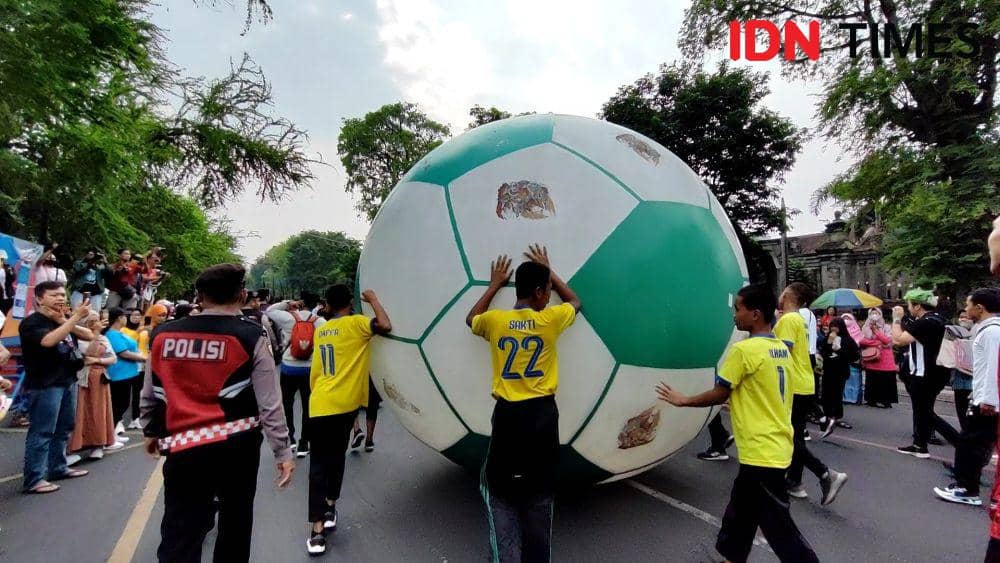 Kirab trophy Piala Dunia U-17 di Kota Solo. (IDN Times/Larasati Rey)