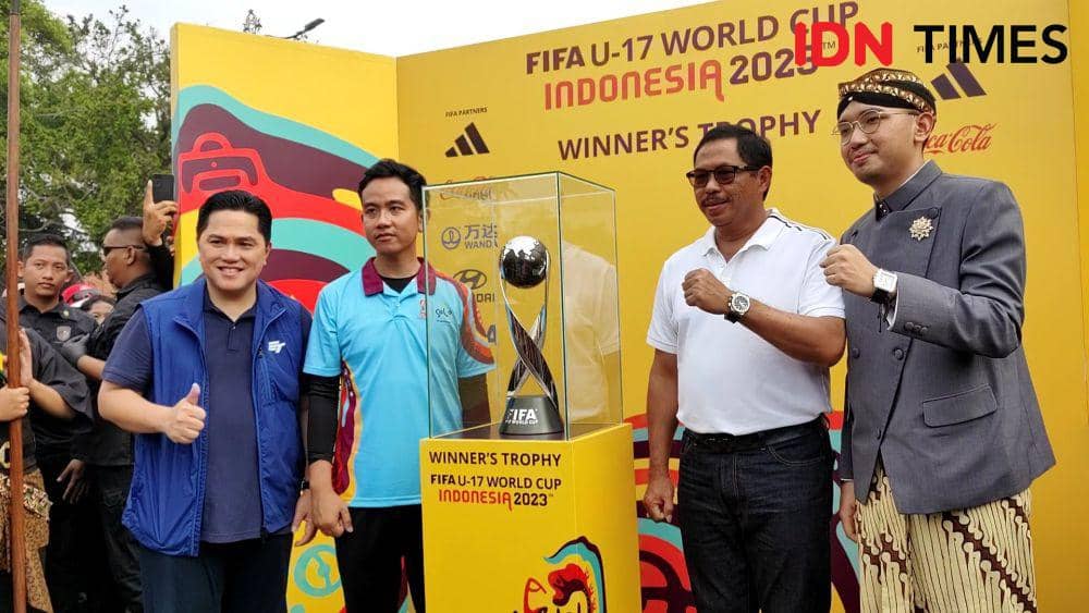 Kirab trophy Piala Dunia U-17 di Kota Solo. (IDN Times/Larasati Rey)