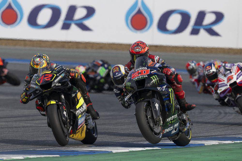 Marco Bezzecchi (kiri) dan Fabio Quartararo saat menjalani main race GP Thailand 2023. (yamahamotogp.com)