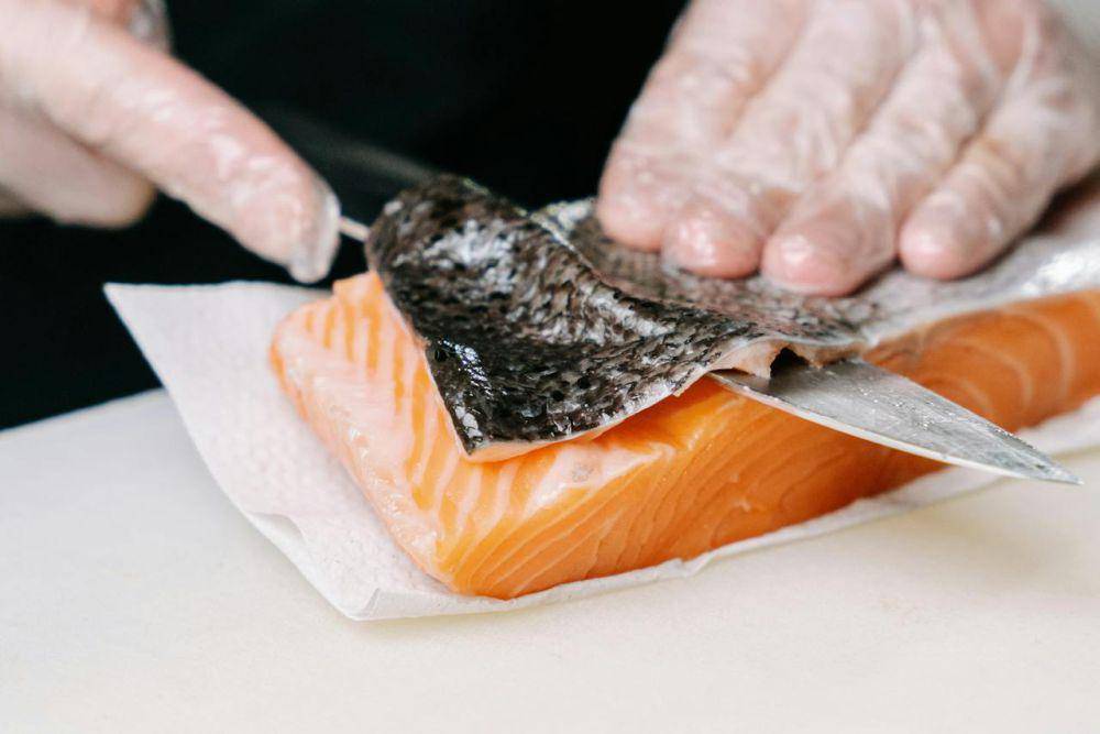 proses melepas kulit dari ikan salmon (pexels.com/Ivan Samkov)