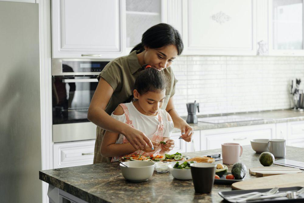 5 Manfaat Mengajak Anak Memasak Bersama, Lebih Menghargai Makanan!