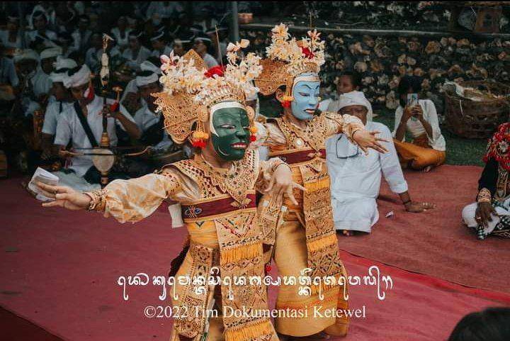 Topeng Ratu Dari (.facebook.com/timdokumentasi.ketewel)