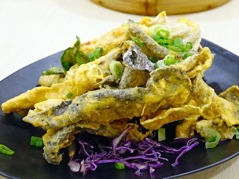 5 Tips Menggoreng Kulit Ikan Salmon agar Crispy, Renyahnya Berkesan!