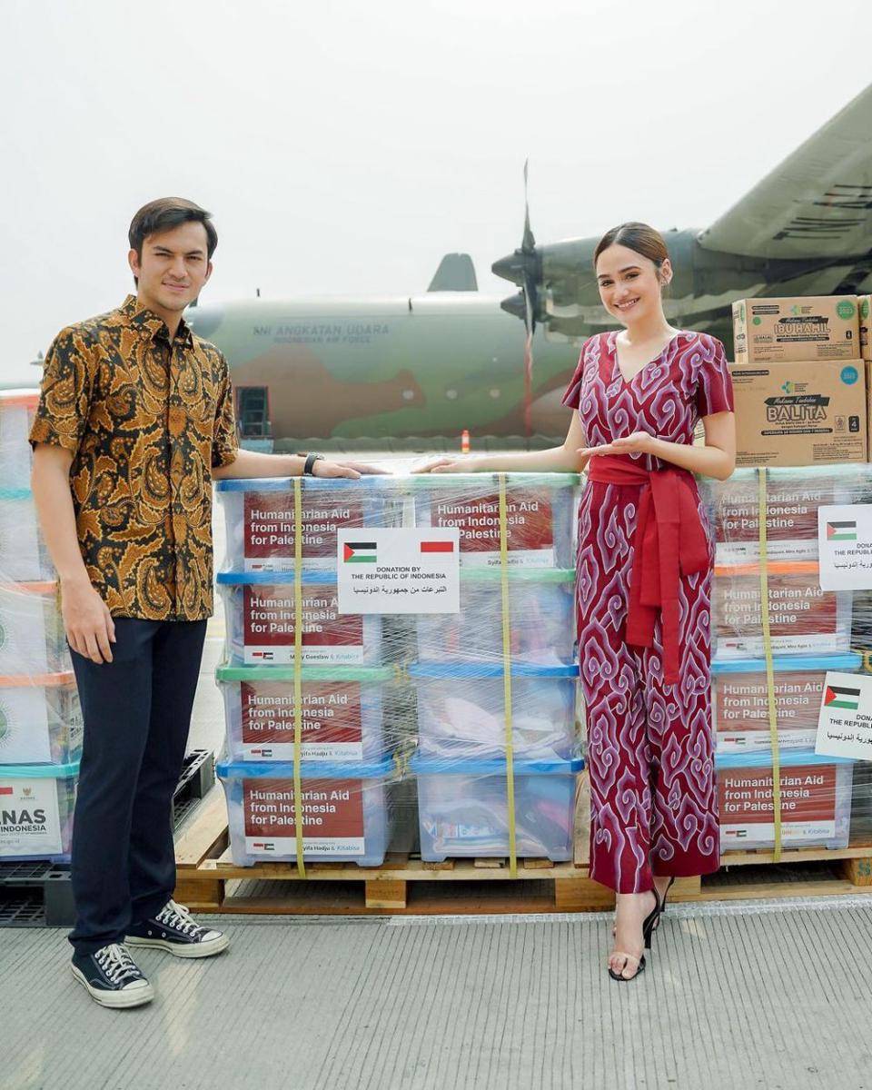 potret Syifa Hadju dan Rizky Nazar saat pelepasan bantuan ke Palestina (instagram.com/syifahadju)