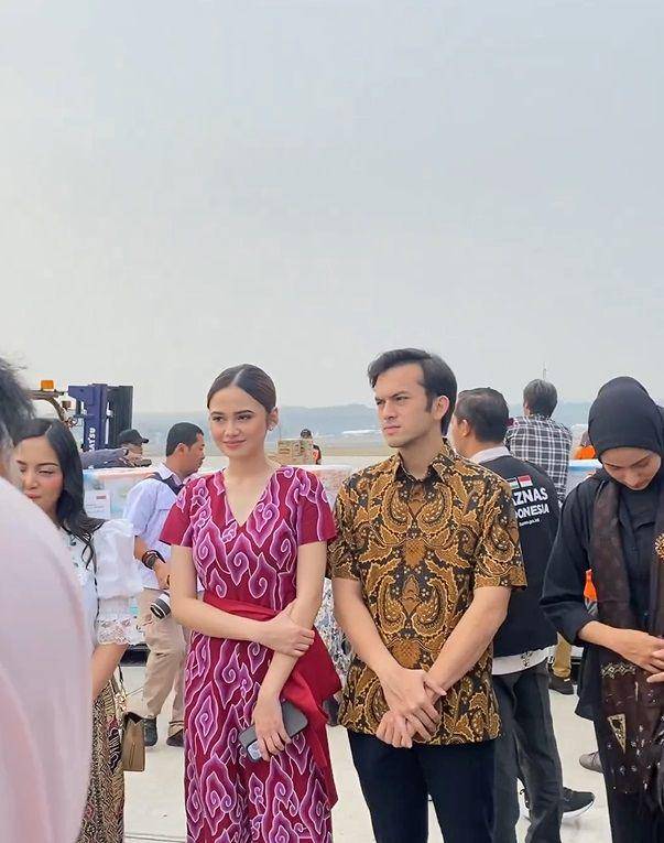 potret Syifa Hadju dan Rizky Nazar saat pelepasan bantuan ke Palestina (instagram.com/syifahadju)