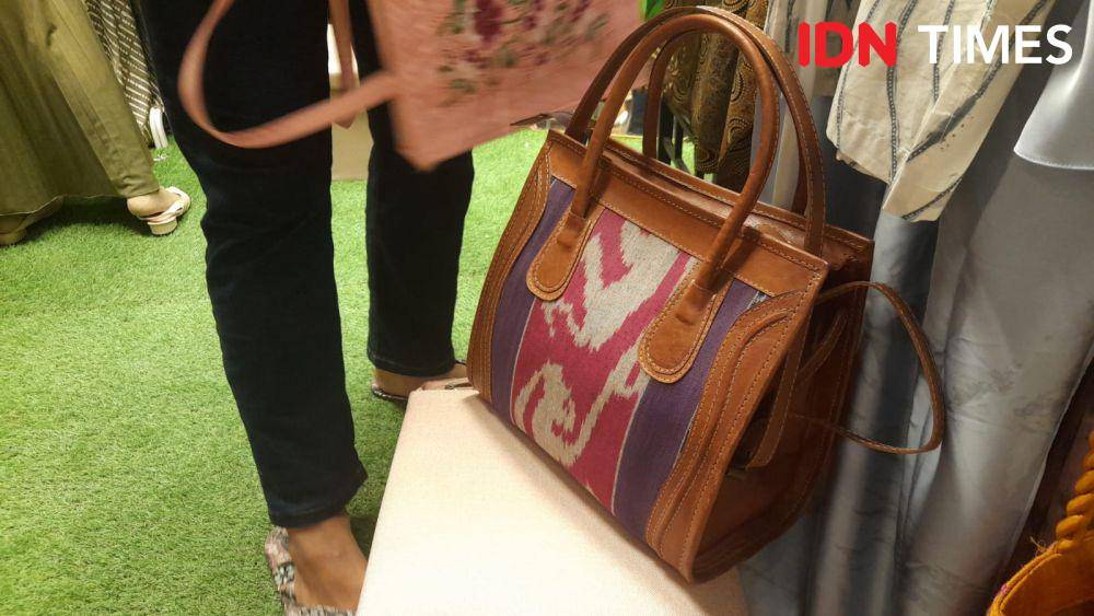 Salah satu tas yang dijual di booth Gallery of Indonesia di Global Village Dubai (IDN Times/Ita Malau)