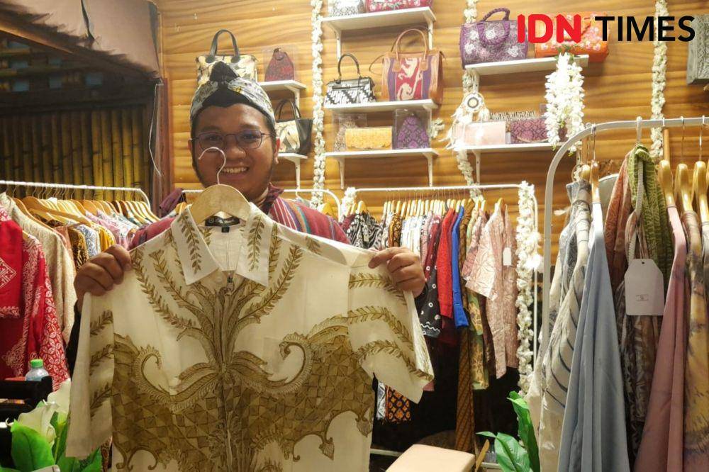 Penjual kerajinan Indonesia di Global Village Dubai, Salim Iksan (IDN Times/ Ita Malau)