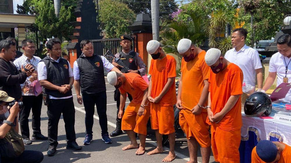 Pelaku saat dikeler oleh polisi. IDN Times/ istimewa