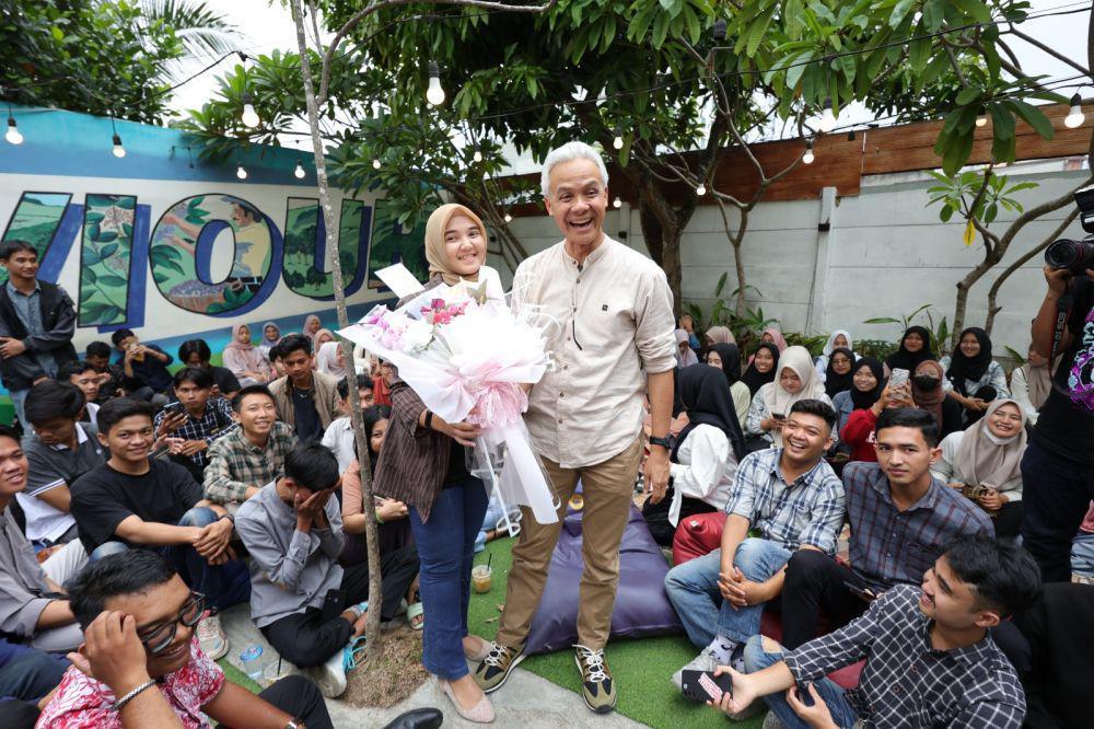 Ganjar Pranowo berdiskusi dengan milenial dan GenZ Palembang di Saviour Coffee and Resto, Minggu (5/11/2023). Anak muda Palembang menyuarakan soal digitalisasi pelayanan pemerintah dan dukungan terhadap kreativitas. (Foto: Ist.)