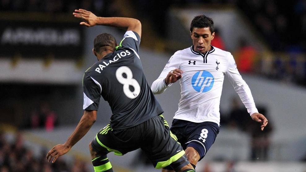 Paulinho (kanan) (uefa.com)