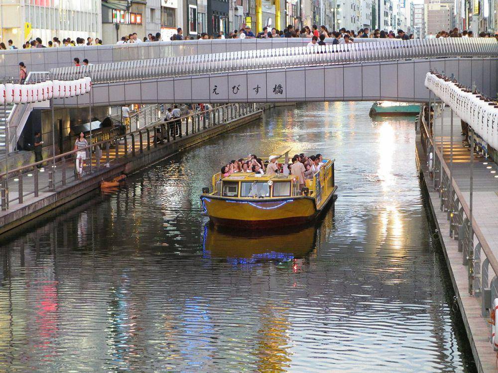 salah satu kapal wisata yang ada di kanal Dotonbori (commons.wikimedia.org/DVMG)