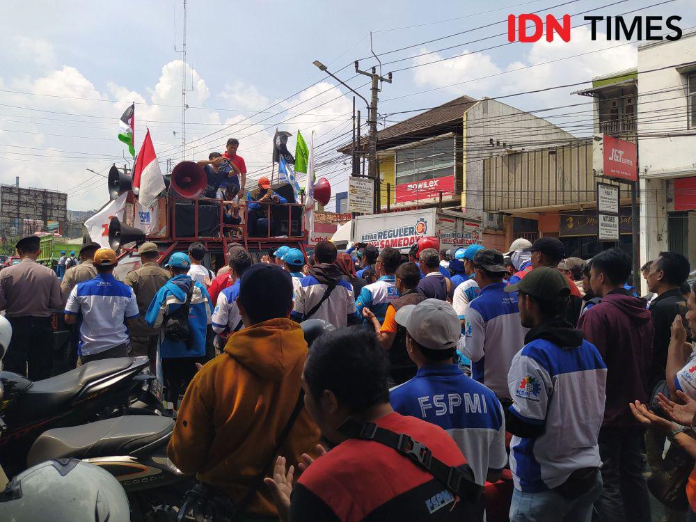 Tuntut Upah Naik 15 Persen, Buruh KBB Geruduk Kantor DPRD