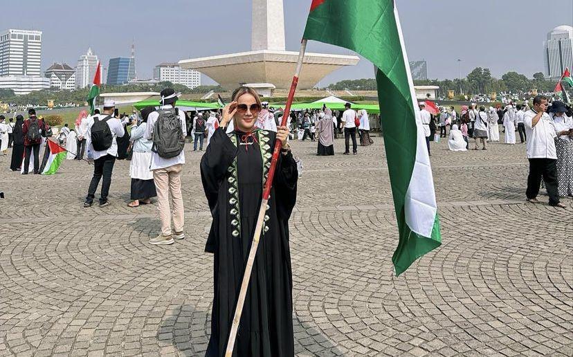 7 Potret Isa Zega Ikut Aksi Bela Palestina, Teriakannya Bikin Kaget