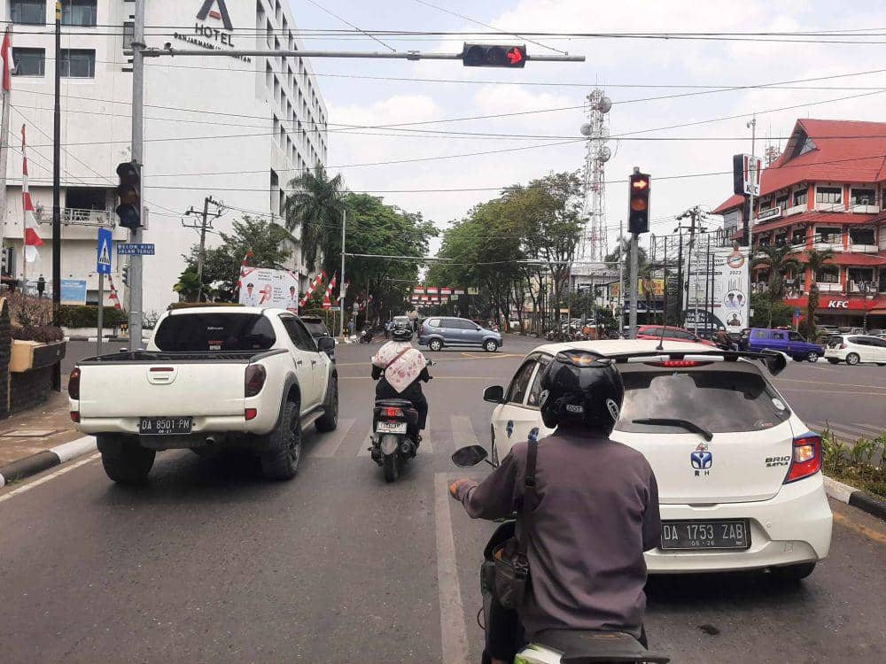 Aktivitas kendaraan bermotor pribadi di Kota Banjarmasin.