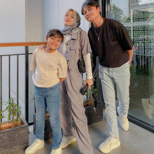 ide outfit one set ala Putri Delina (instagram.com/putridelinaa)