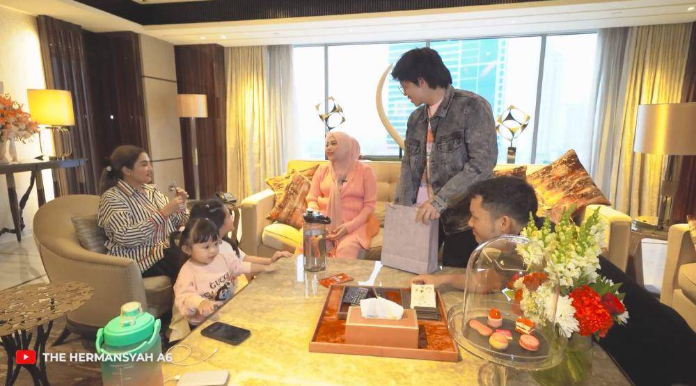 kado Ashanty dari Atta-Aurel (YouTube.com/The Hermansyah A6)
