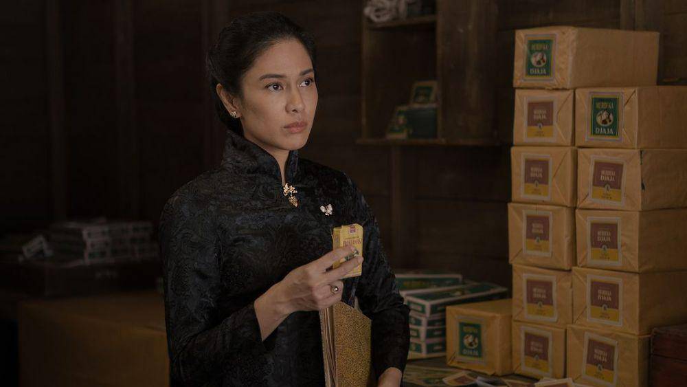 Dian Sastrowardoyo dalam serial Gadis Kretek (dok. Netflix/Gadis Kretek)