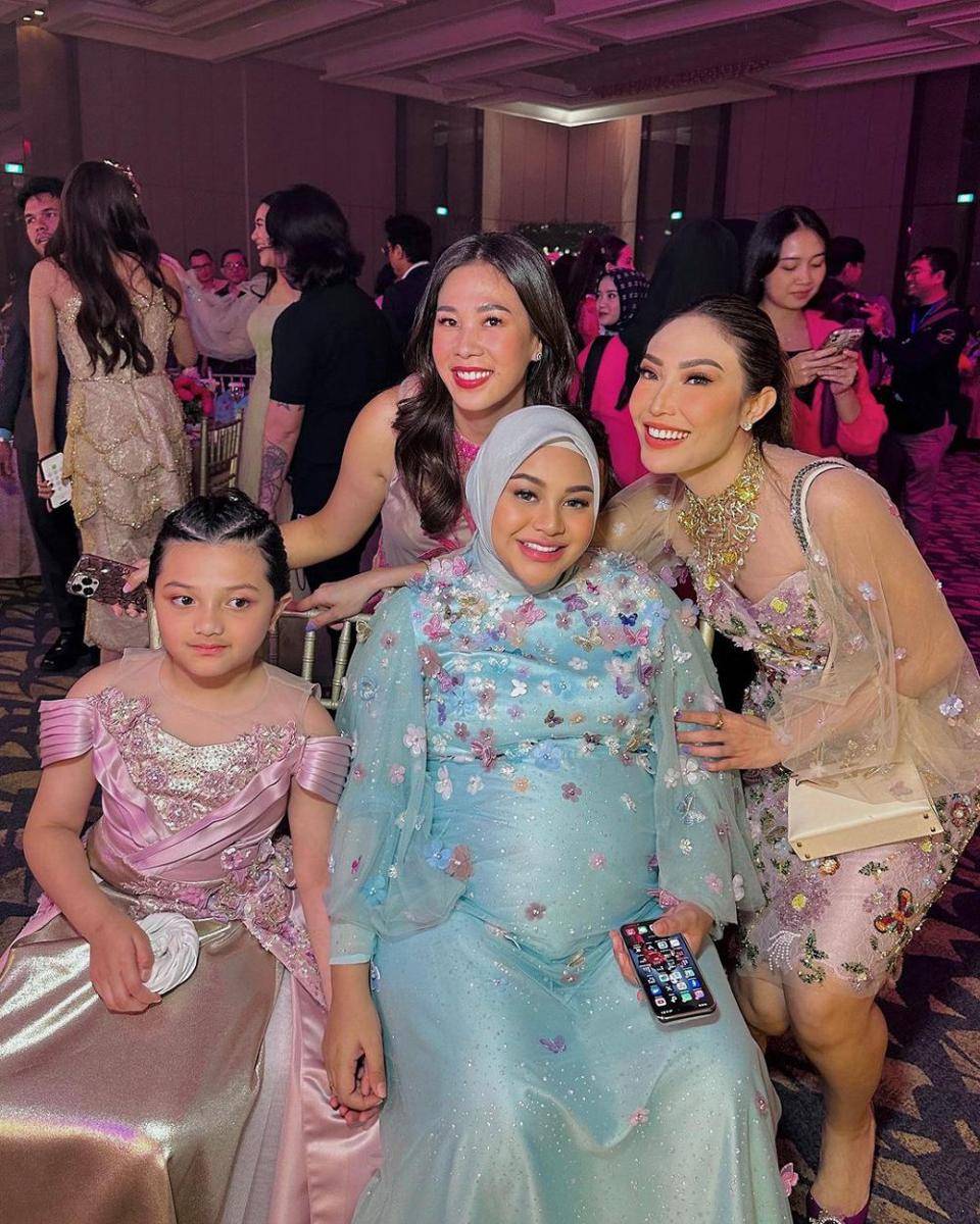 potret Ayu Dewi dan sahabat (instagram.com/mrsayudewi)