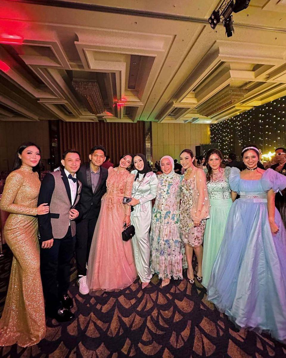 potret Ayu Dewi dan sahabat (instagram.com/mrsayudewi)