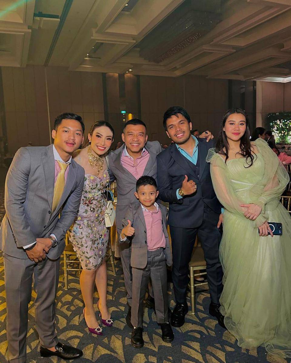 potret Ayu Dewi dan sahabat (instagram.com/mrsayudewi)