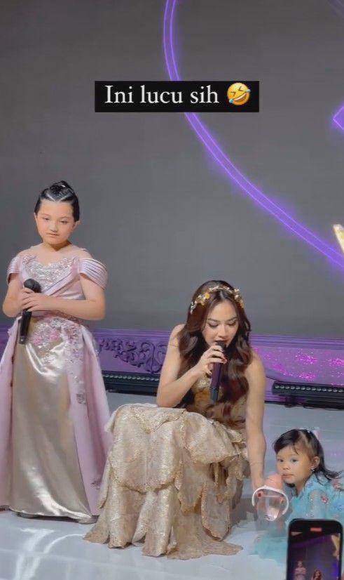 Mahalini momong Ameena (Instagram.com/mahaliniraharja)