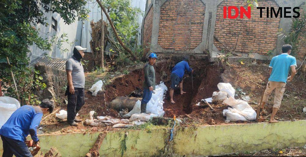 Satgas DPUPR Kota Depok melakukan penanganan longsor di Sukmajaya, Kota Depok. (IDNTimes/Dicky)