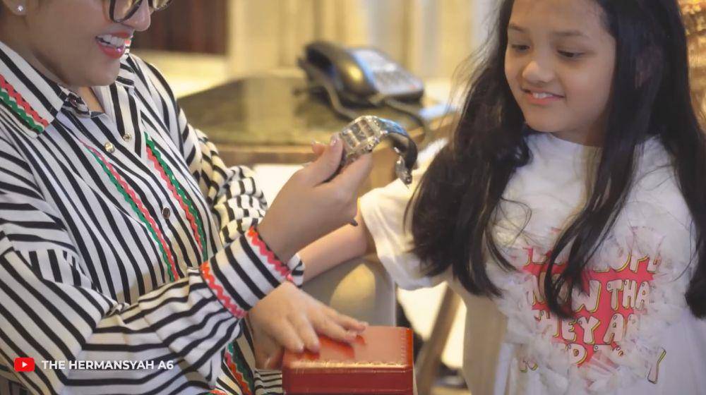 kado Ashanty dari Atta-Aurel (YouTube.com/The Hermansyah A6)