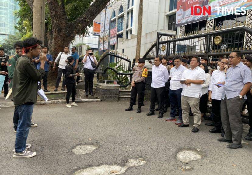 Gerakan Mahasiswa Sumatera Utara mendemo DPRD Sumut (IDN Times/Indah Permata Sari)